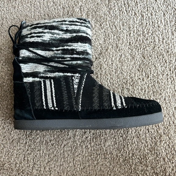 Toms Black and Gray Winter Boots - Picture 3 of 10